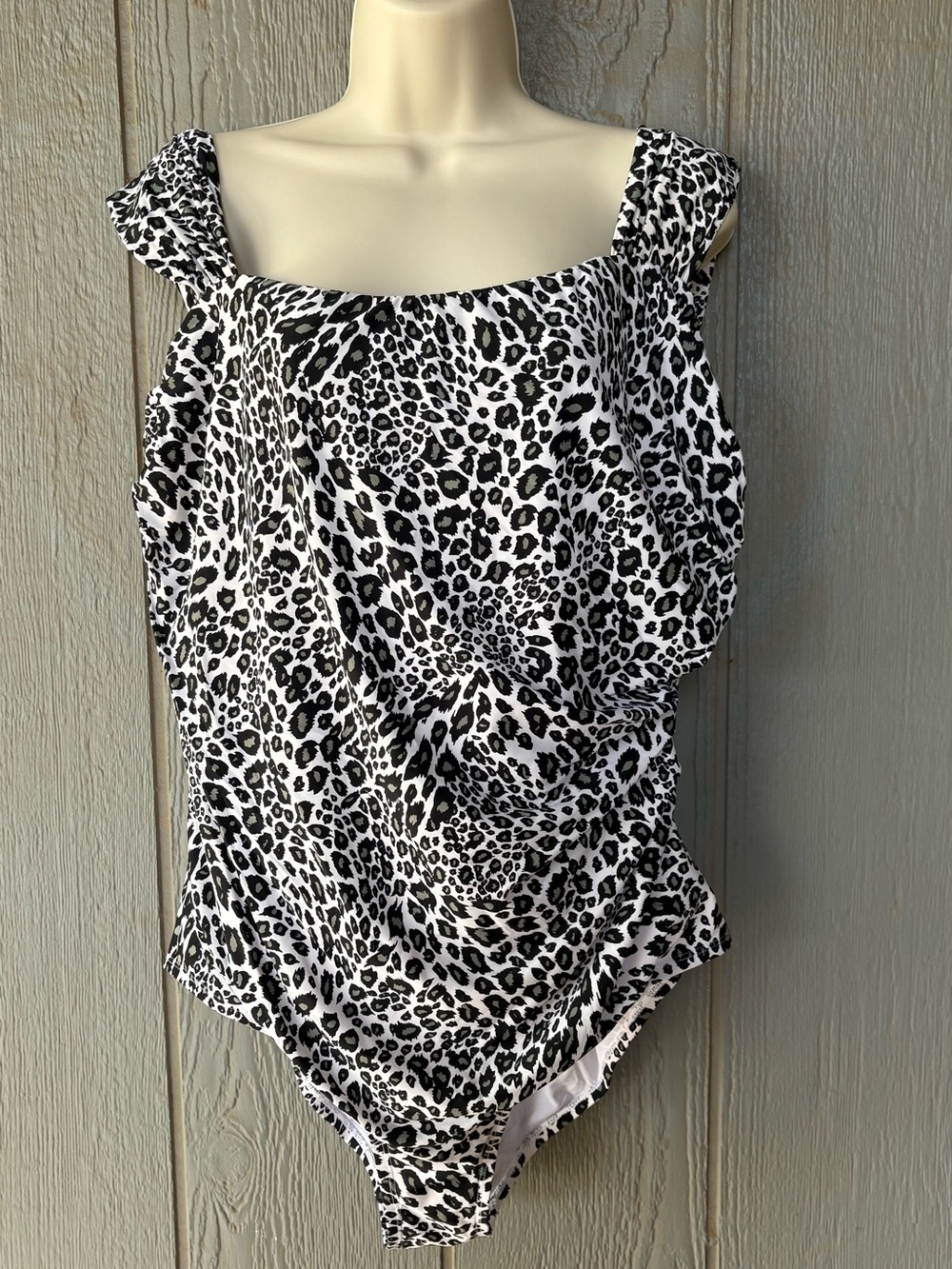 Jantzen Black & White Leopard Print Women’s Glamour Cap Sleeve Maillot Swimsuit